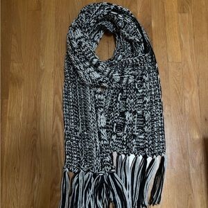 Chunky Knit Black and White Scarf